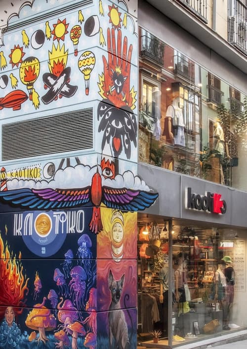 Bob W Madrid Chueca, Exterior