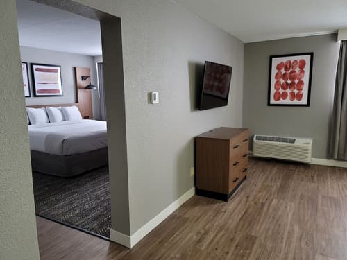 Hawthorn Extended Stay by Wyndham Wichita Airport