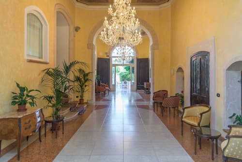 Hotel Regina Del Garda Suite, Interior entrance