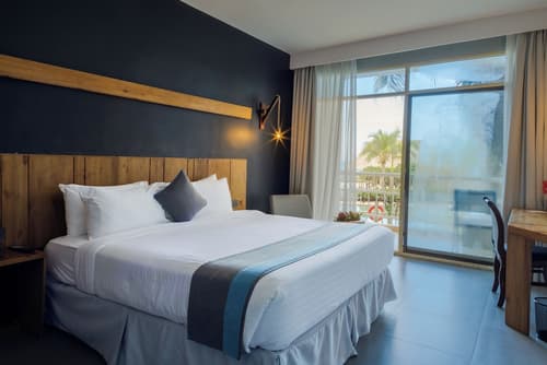Giraffe Beach Hotel