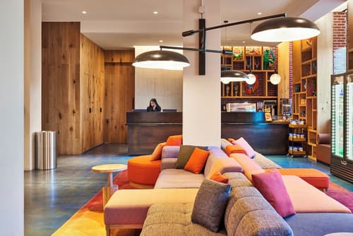 Radio Hotel, Reception