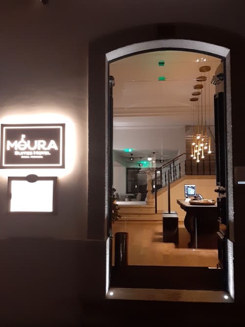 MouraSuites Hotel, Reception