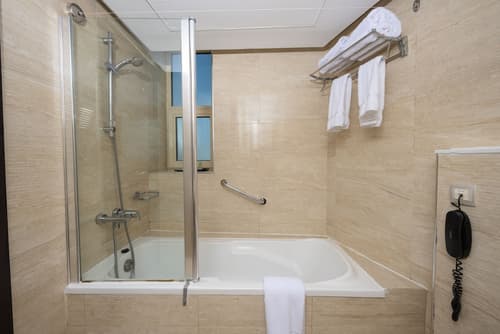 Pearl Swiss Hotel, Bathroom