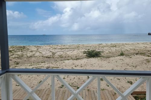 Harrys Cottages Cottage 5 Right on the Pink Sand, Property grounds