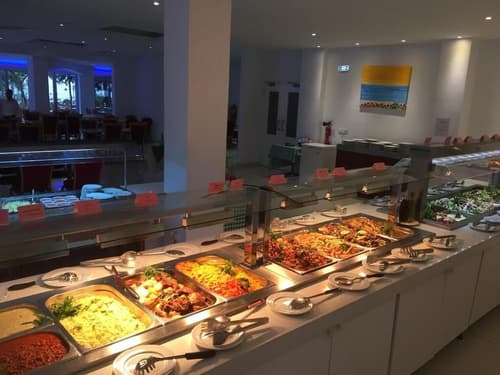 Corfu Hotel, Restaurant