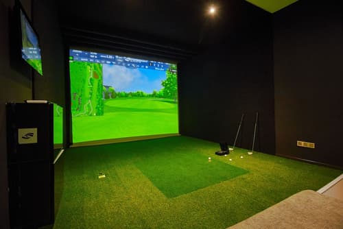 CIKA Golden Hotel and Suites, Indoor golf driving range