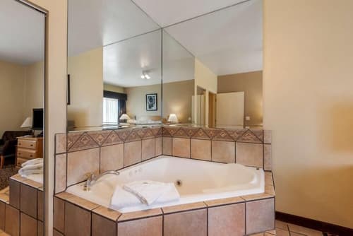 Turquoise Inn & Suites