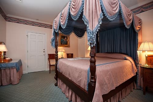 Monmouth Historic Inns and Gardens, Room