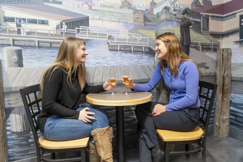 Park Point Marina Inn, Lobby lounge