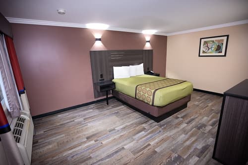 Rodeway Inn & Suites Bellflower, Room