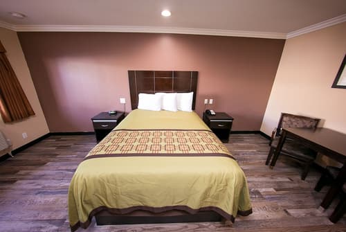 Rodeway Inn & Suites Bellflower, Room