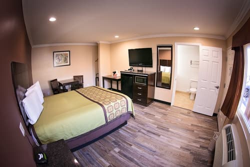 Rodeway Inn & Suites Bellflower, Room