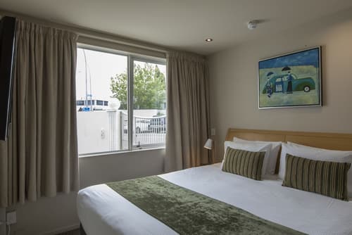 Quest on Durham, Room