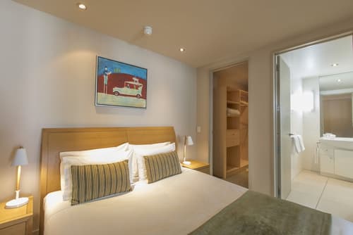 Quest on Durham, Room