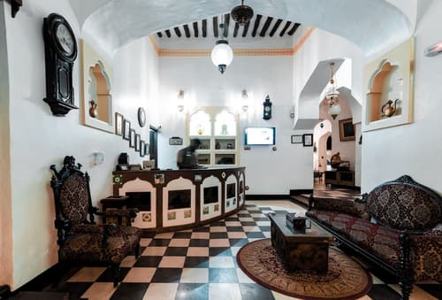 Dhow Palace Hotel, Reception