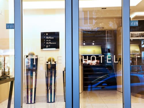Stelle Hotel The Businest, Interior entrance