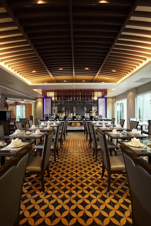 Chillax Resort, Dining