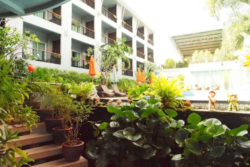 Baan Suwantawe, Property grounds