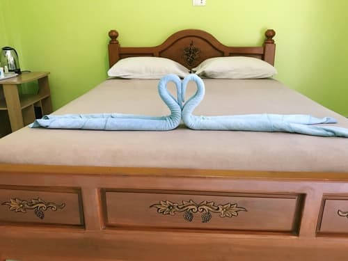 Save Bungalows, Room