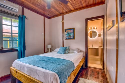 Lula's Bed & Breakfast, Room