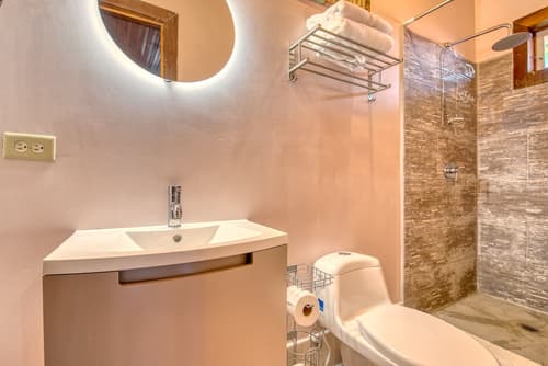 Lula's Bed & Breakfast, Bathroom