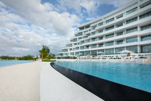 Goldwynn Resort & Residences, Infinity pool