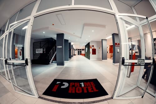 P1 Hotel, Reception