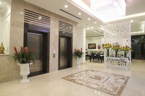 Acnos Grand Hotel, Reception