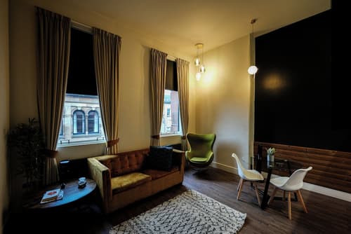 Revolver Glasgow, Primary image