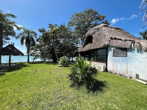 La Embajada Universal - The Eighth Color of Bacalar, Room
