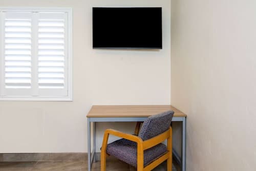 Super 8 by Wyndham Bakersfield Ca, Room