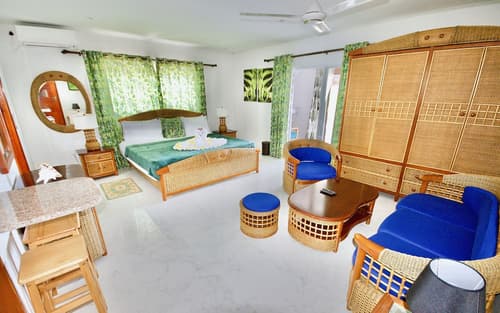 Sea Splash & La Petite Maison, Room