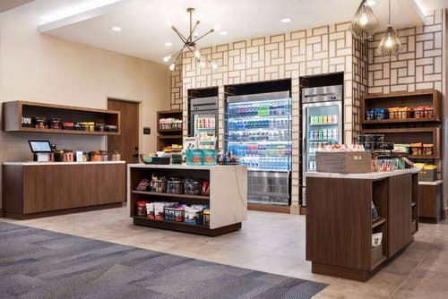 La Quinta Inn & Suites by Wyndham Del Rio, Food and drink