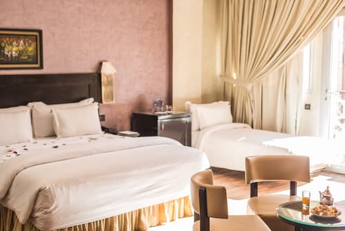 Almas Hotel, Primary image