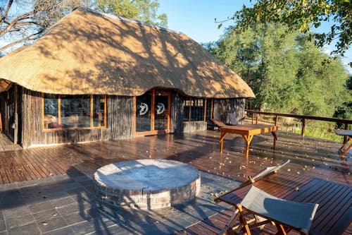Bushriver Lodge, Interior entrance