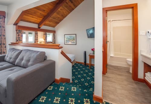 Painter's Lodge, Room