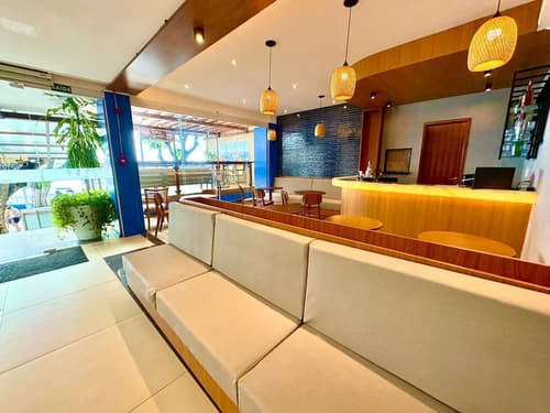 Hit Hotel, Primary image