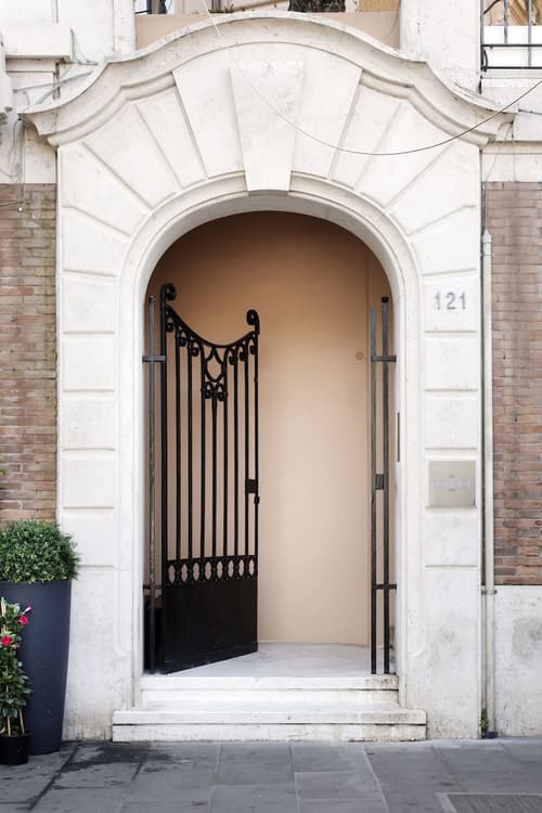 The Corner Roma, Property entrance