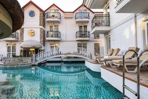 The PINEHILL Hotel & Suites