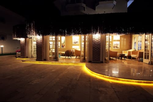 The PINEHILL Hotel & Suites