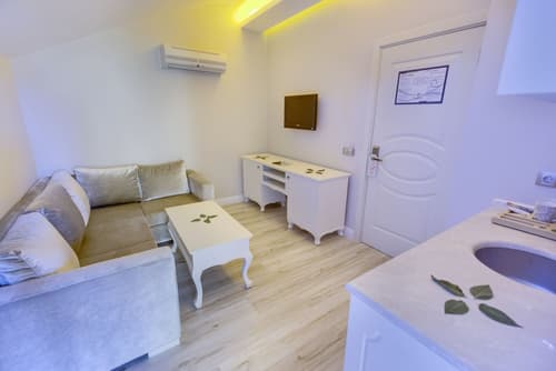 The PINEHILL Hotel & Suites