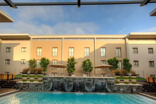 City Lodge Hotel at OR Tambo International Airport, Pool waterfall