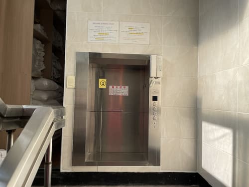 Hostel Chloe, Interior entrance