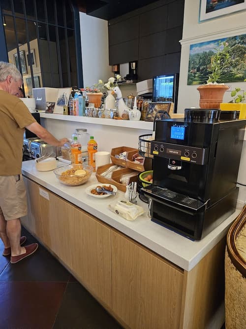 Le Mong Hotel, Reception