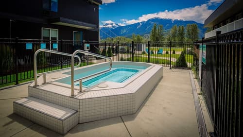 Stoke Hotel SureStay Collection by Best Western, Outdoor spa tub
