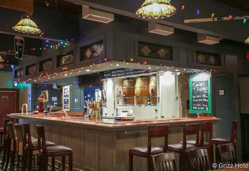 Grizz Hotel, Bar (on property)