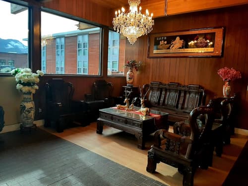 Grizz Hotel, Lobby sitting area