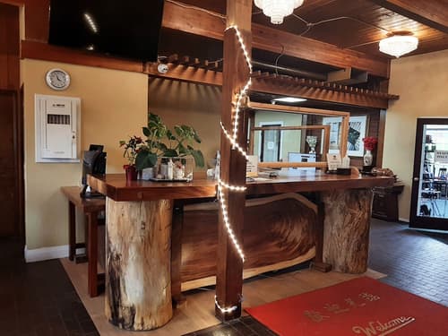 Grizz Hotel, Reception