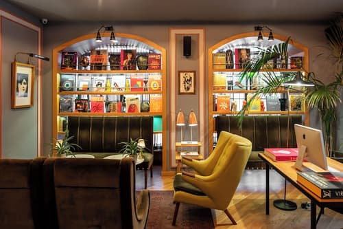 Browns Central Hotel, Primary image