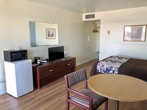 Budget Inn Express, Room